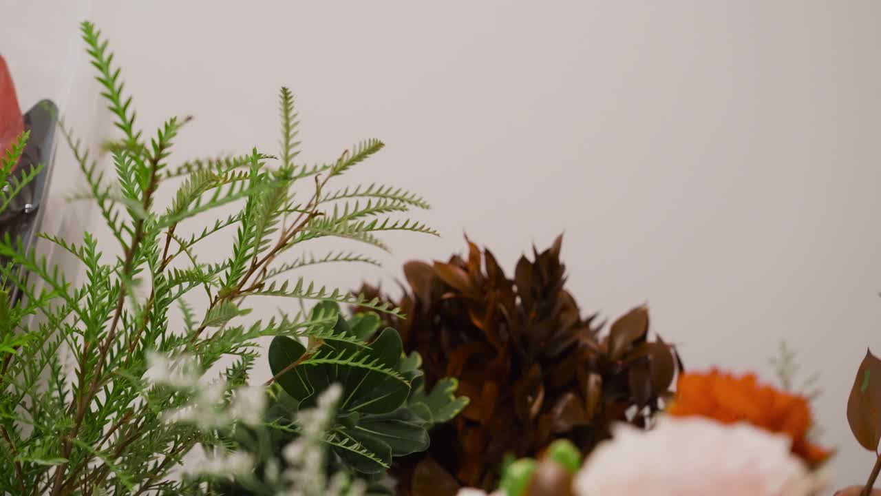 foco de atención a varios ingredientes utilizados para la colocación de flores