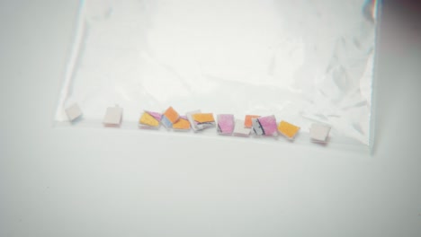 imágenes macro de 4k de microdosis de tabletas de ácido de lsd en una bolsa de plástico