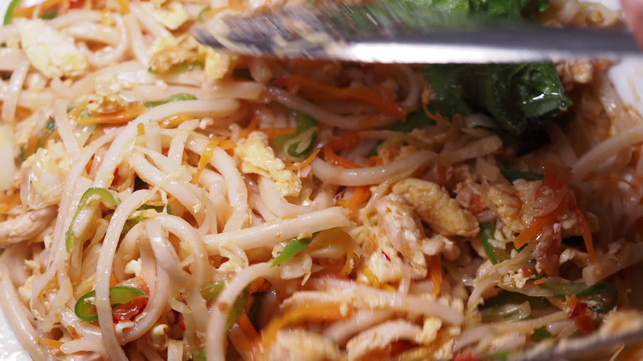 고기와 채소와 함께 긴 누들