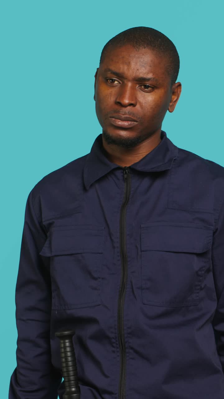 Uomo afroamericano che fa il gesto del time out