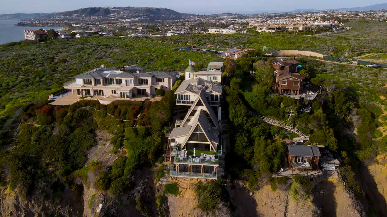 푸른 바다 절벽 위에 웅장한 고급 주택의 공중 팬