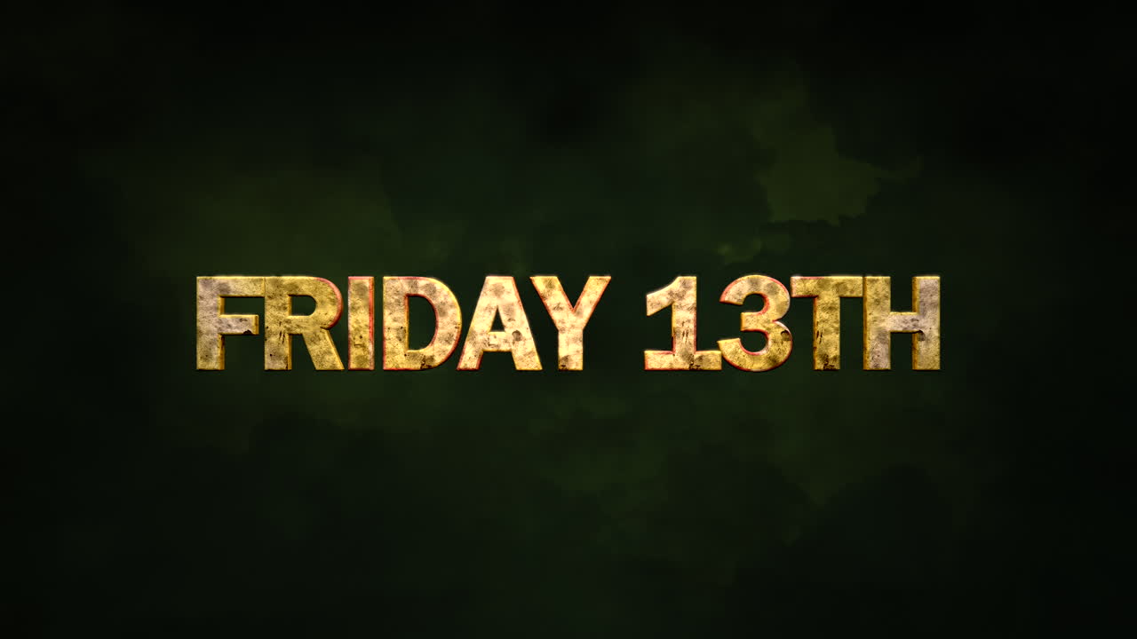 viernes 13 con una oscura niebla mística en el cielo nocturno oscuro