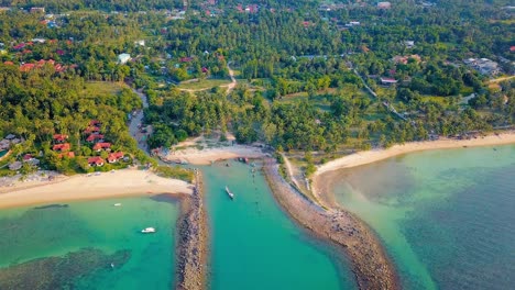 Imágenes-De-Dron-De-4k-De-La-Playa-En-Mae-Nam-En-Koh-Samui-En-Tailandia,-Incluidos-Resorts-Frente-Al-Mar-Con-Hermosas-Nubes-En-El-Cielo-Y-Agua-Cristalina-Verde-Azulado