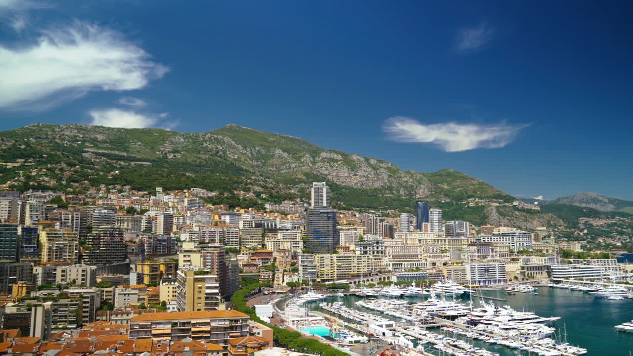 몬테카를로와 모나코 만의 여름 풍경