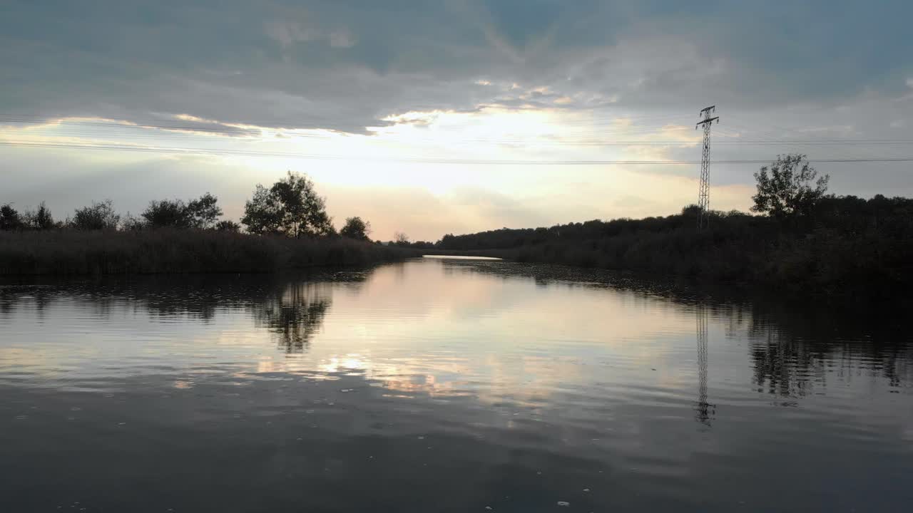 가벼운 비 속에서 강 가까이에서 낮은 드론 샷