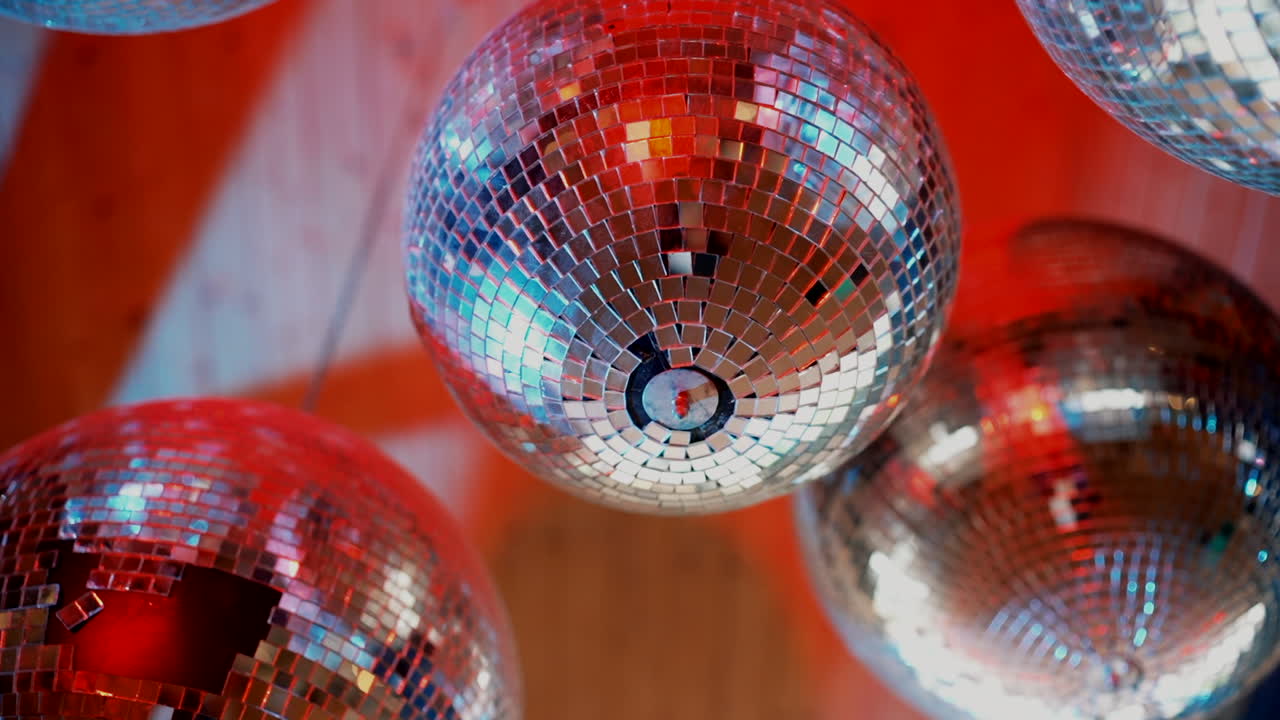 Glanzende discoballen met levendige rode reflecties. Close-up