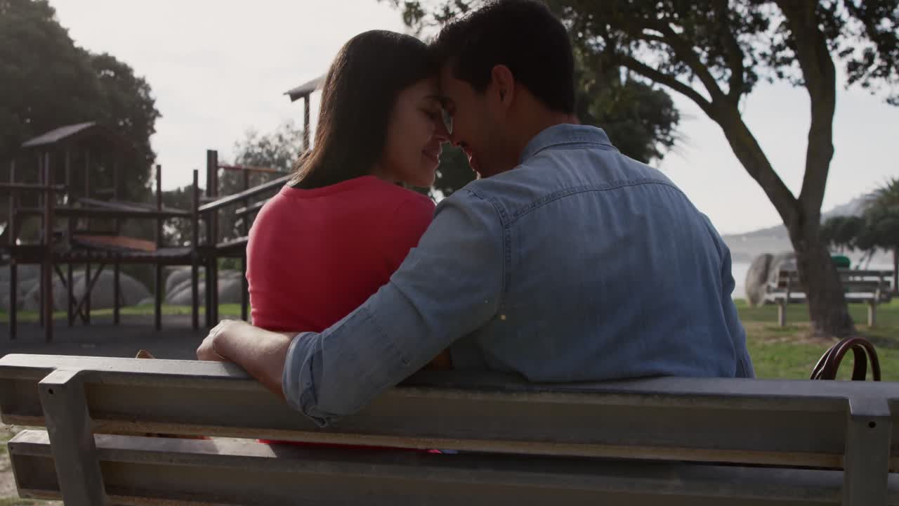 una joven pareja enamorada en un parque.