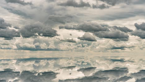 fondo futurista que consiste en un clip de lapso de tiempo de nubes blancas y esponjosas sobre el cielo azul y su reflejo, bucle de video