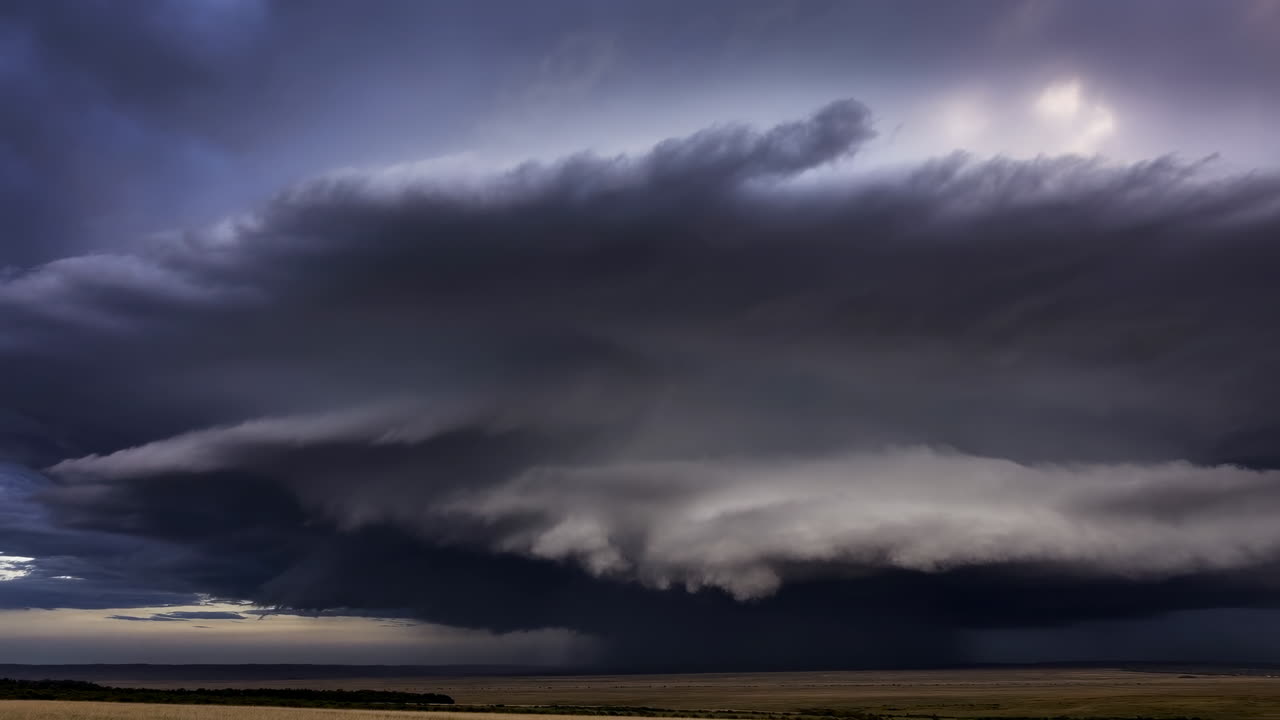 Dramático time-lapse de una potente nube de tormenta supercélula sobre un vasto campo