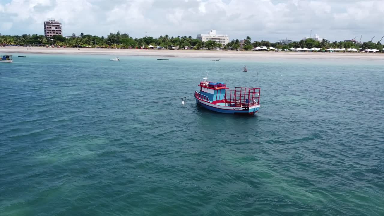 브라질 해변에서 외로운 다채로운 낚시 보트