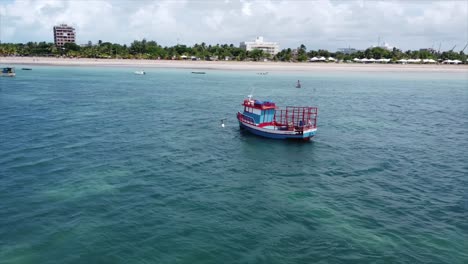 Barco-Pesquero-Solitario-Y-Colorido-Frente-A-La-Costa-Frente-A-La-Playa-Brasileña