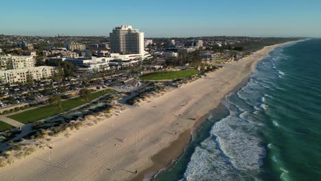 Atemberaubende-Luftaufnahme-Des-Sandstrandes-Und-Der-Türkisfarbenen-Küste-In-Scarborough,-Australien