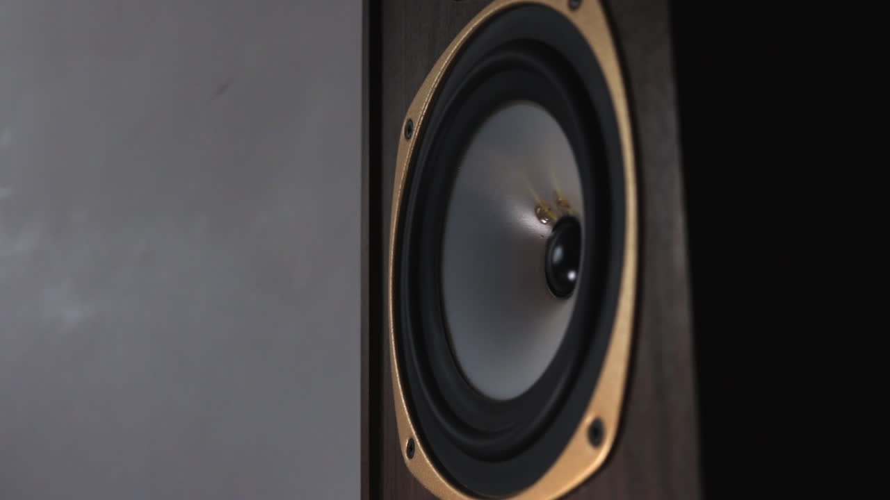 大音量の音楽で激しく振動するステレオスピーカーのクローズアップ