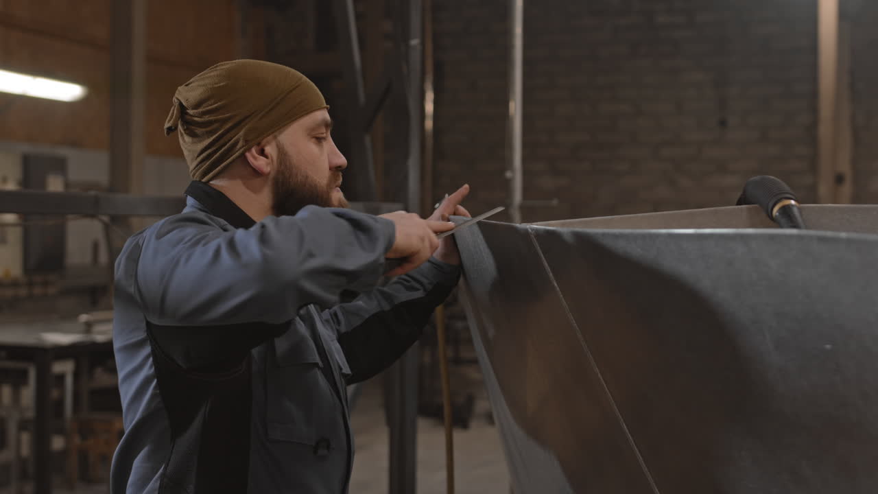 Atölyede metal üzerinde çalışan zanaatkar