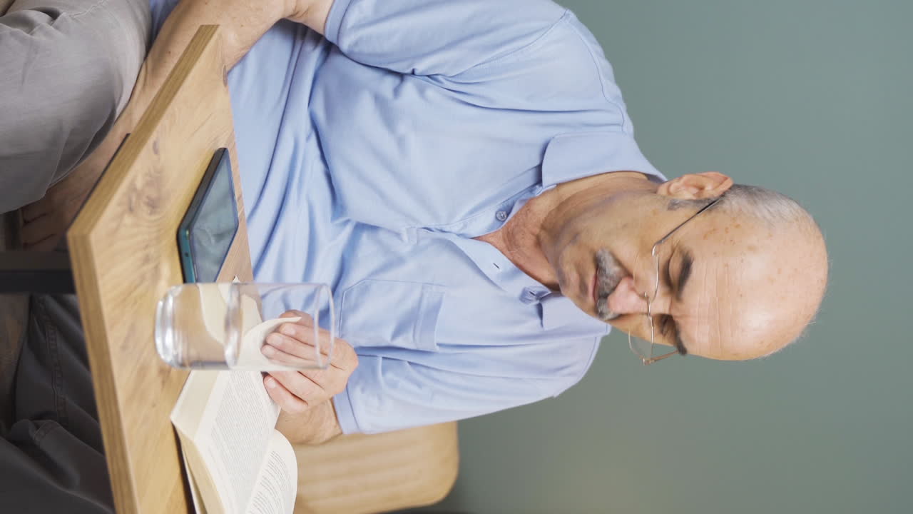 사랑에 빠진  ⁇ 은이의 수직 비디오는 들어오는 전화 메시지에 흥분합니다.