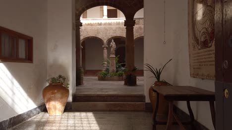 patio de un edificio histórico en palma de mallorca