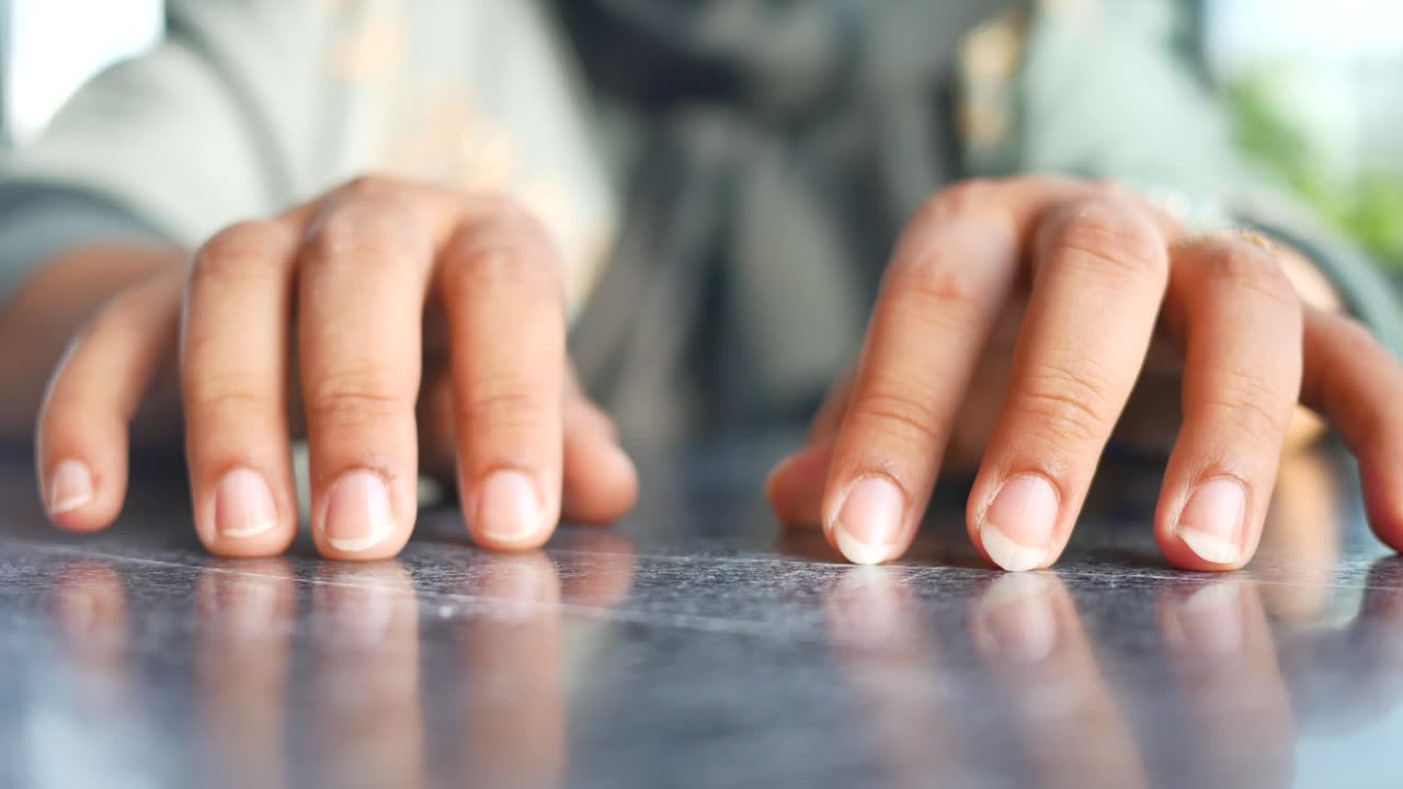 테이블 위 에 있는 여자 의 손 의 클로즈업