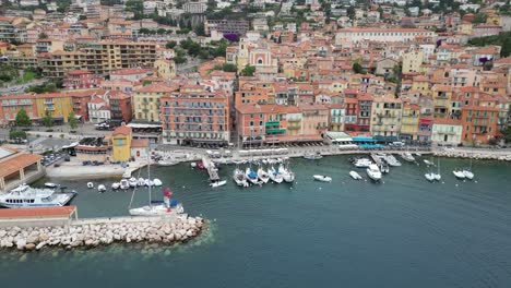 Drone-Frente-Al-Mar-Villefranche-sur-mer-Francia,-Aéreo,-Vista-Desde-El-Aire