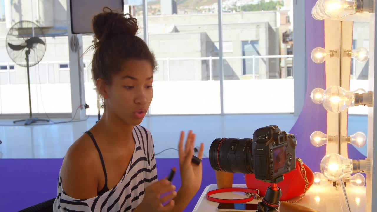 Modella che si trucca in uno studio fotografico 4k