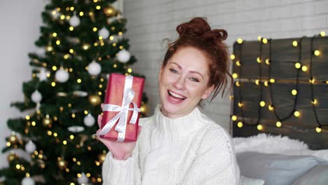 chica atrapando el regalo de navidad