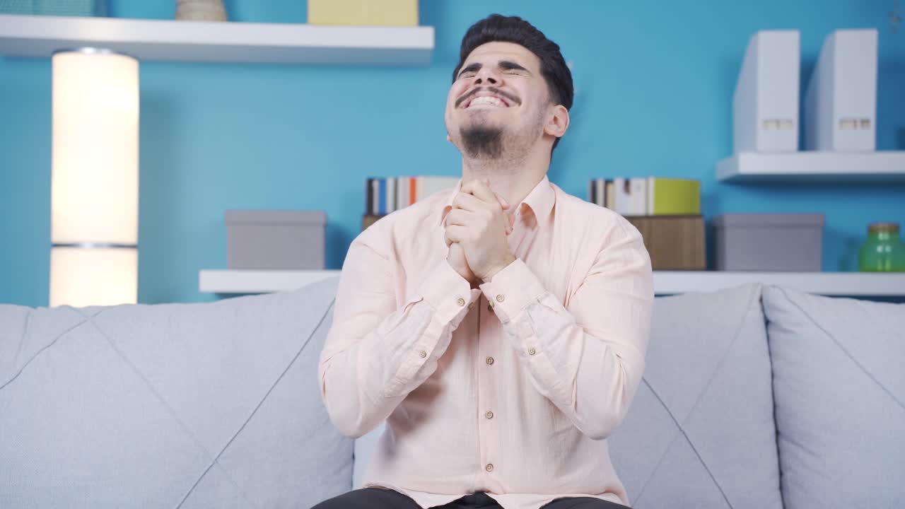 ⁇ 드폰을 사용하는 젊은이가 좋은 소식을 듣고 기 ⁇ 합니다.