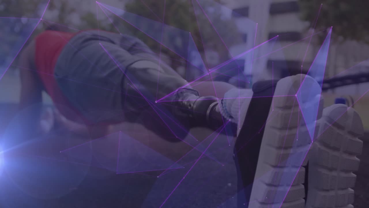 animación de una red de comunicación púrpura sobre un atleta masculino con una pierna protésica haciendo ejercicio