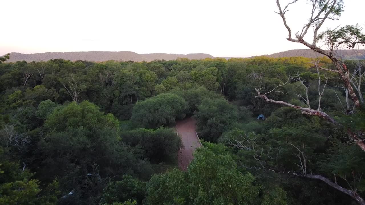 ⁇  세단 자동차가  ⁇  도로 다리 강을 가로질러 운전, 나무를 통해 도리