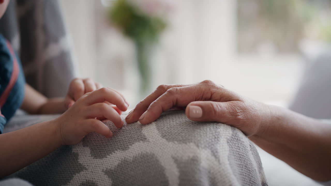 niño pequeño tocando juguetón abuelas mano mostrando amor por la abuela concepto de familia personas irreconocibles 4k