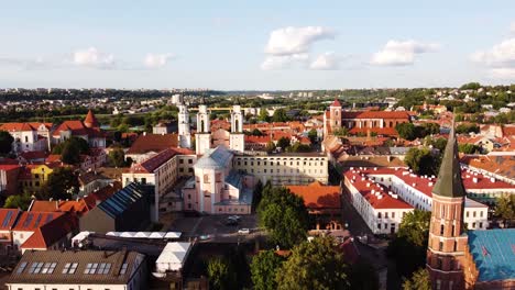 El-Dron-Aéreo-Del-Casco-Antiguo-De-La-Ciudad-De-Kaunas-Disparó-Mientras-El-Dron-Ascendía-Y-Revelaba-Un-Hermoso-Panorama-Del-Casco-Antiguo-De-Kaunas-Y-Los-Suburbios-De-Kaunas-A-Lo-Lejos