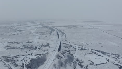 Erstellung-Einer-Luftdrohnenaufnahme-Des-Ribblehead-Viadukts-An-Einem-Verschneiten-Und-Nebligen-Tag-Im-Winter-In-Yorkshire-Dales,-Großbritannien