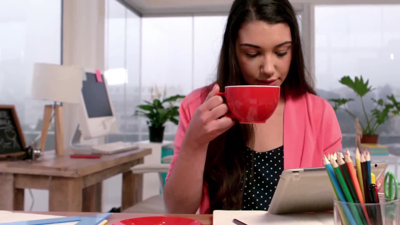 Imprenditrice in abiti casual che utilizza il tablet
