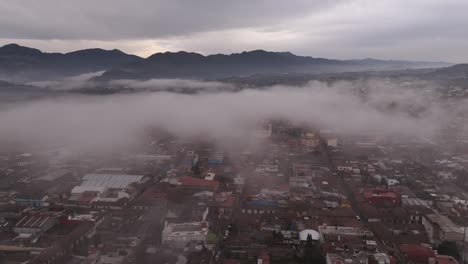 Aufsteigende-Szene-Einer-Stadt-Mit-Nebel