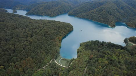 Lagos-Azules-Claros-En-El-Paisaje-Forestal-De-Plitvice,-Croacia,-Disparo-De-Drones