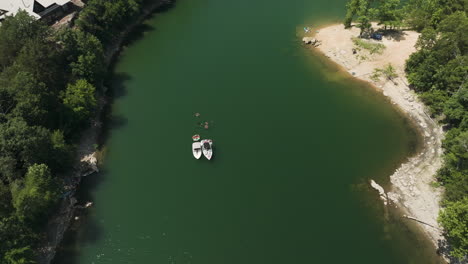 Vergnügungsboote-Schwimmen-In-Der-Hogscald-Hollow-Schlucht-In-Der-Nähe-Der-Hütten