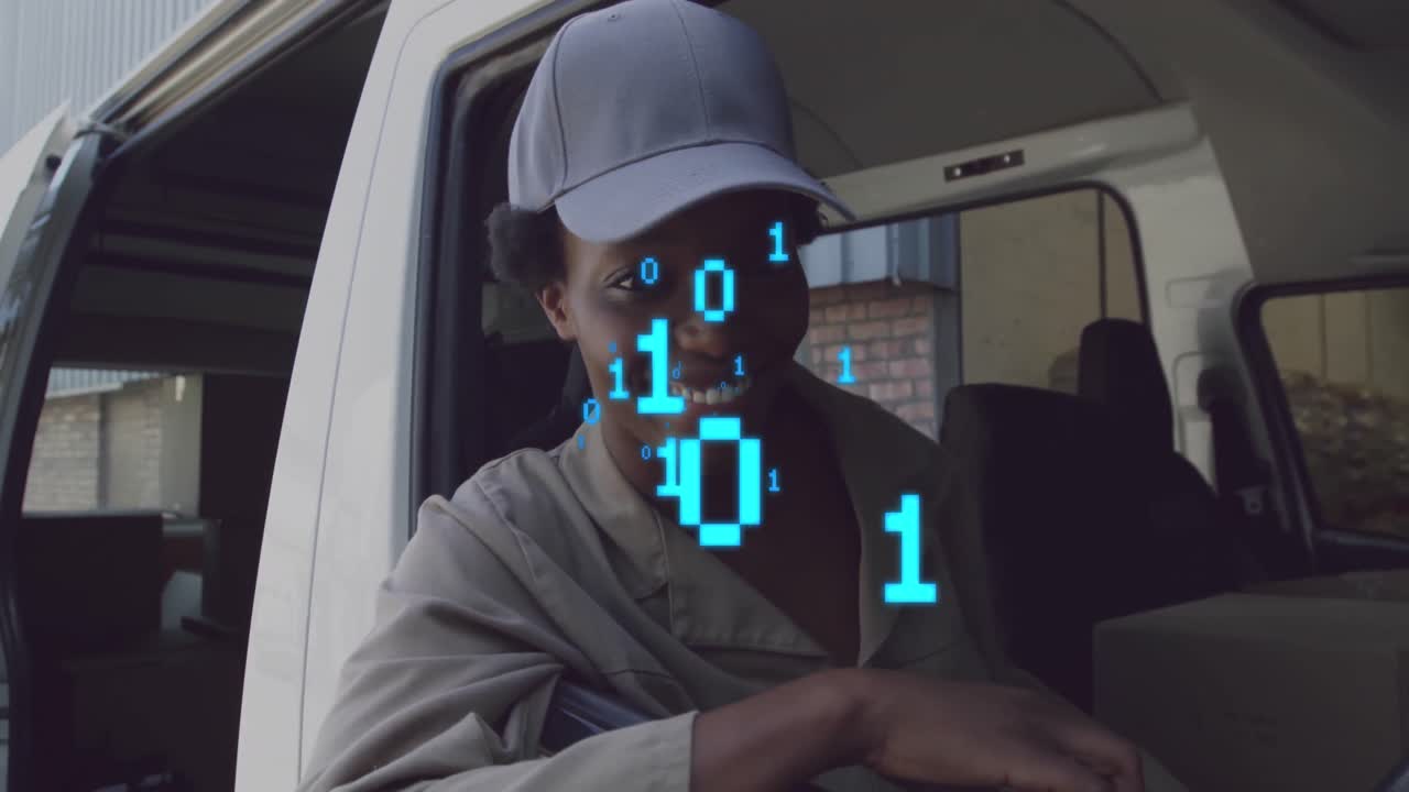 animación de códigos binarios sobre una mujer afroamericana sonriente sentada en un vehículo en un almacén.