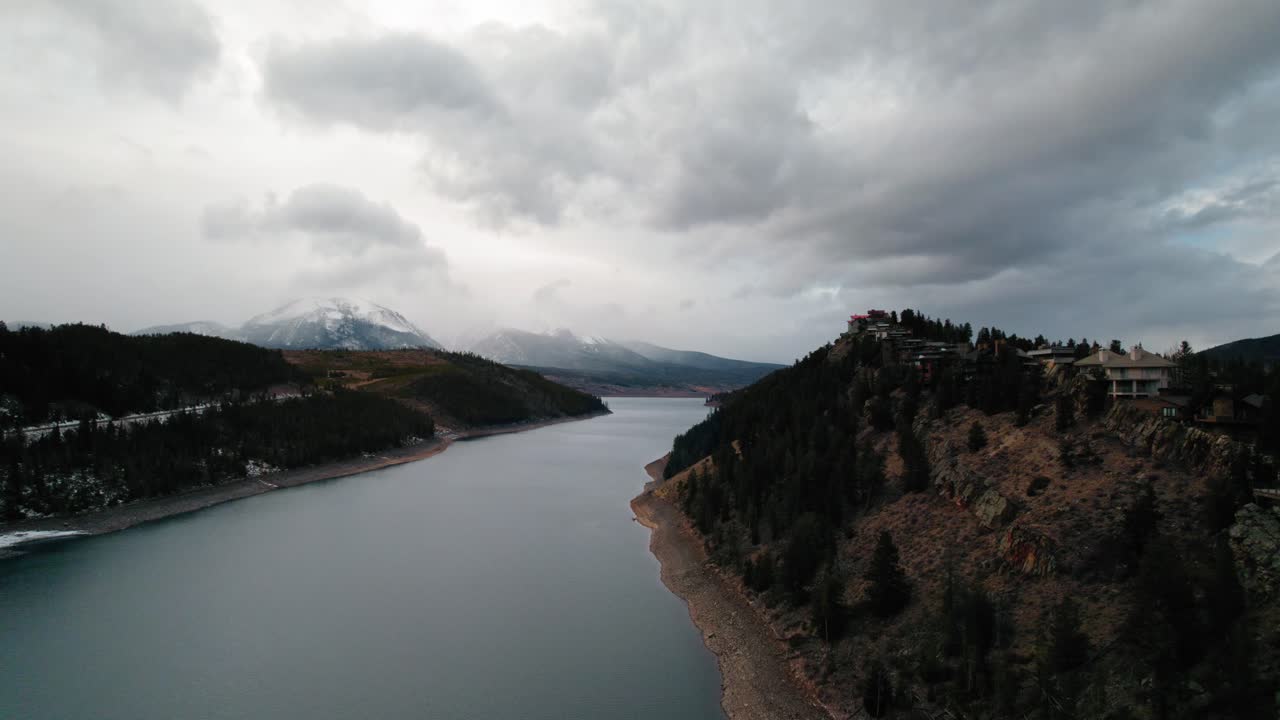 vista aérea de drones nublados y cambiantes de la casa en la cima de una colina cerca del brazo del río snake cerca del embalse dillon de sapphire point colorado