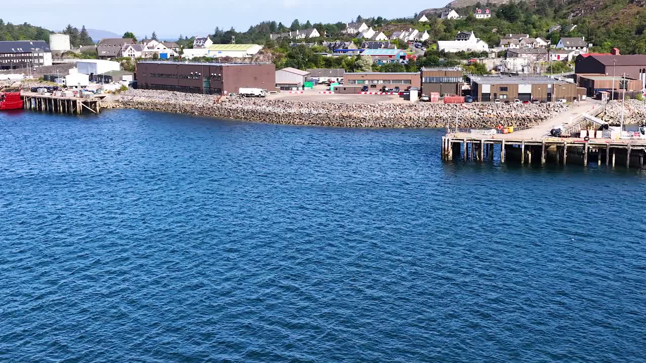 La telecamera di un drone sorvola il porto di Dundee, rivelando il porticciolo, gli edifici sul lungomare e l'acqua cristallina