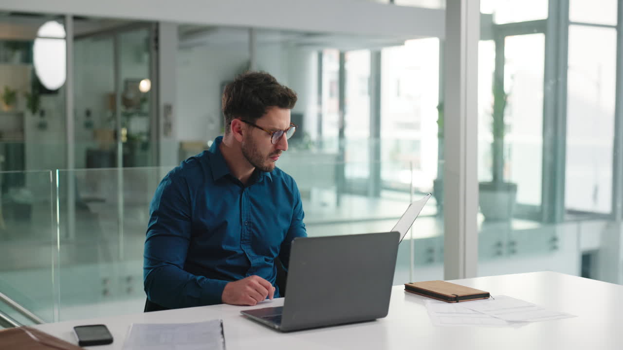 Hombre que trabaja en la computadora portátil en la oficina