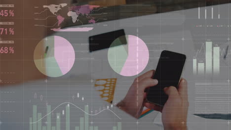 animación del procesamiento de datos estadísticos sobre la vista trasera de un empresario que utiliza un teléfono inteligente en la oficina.