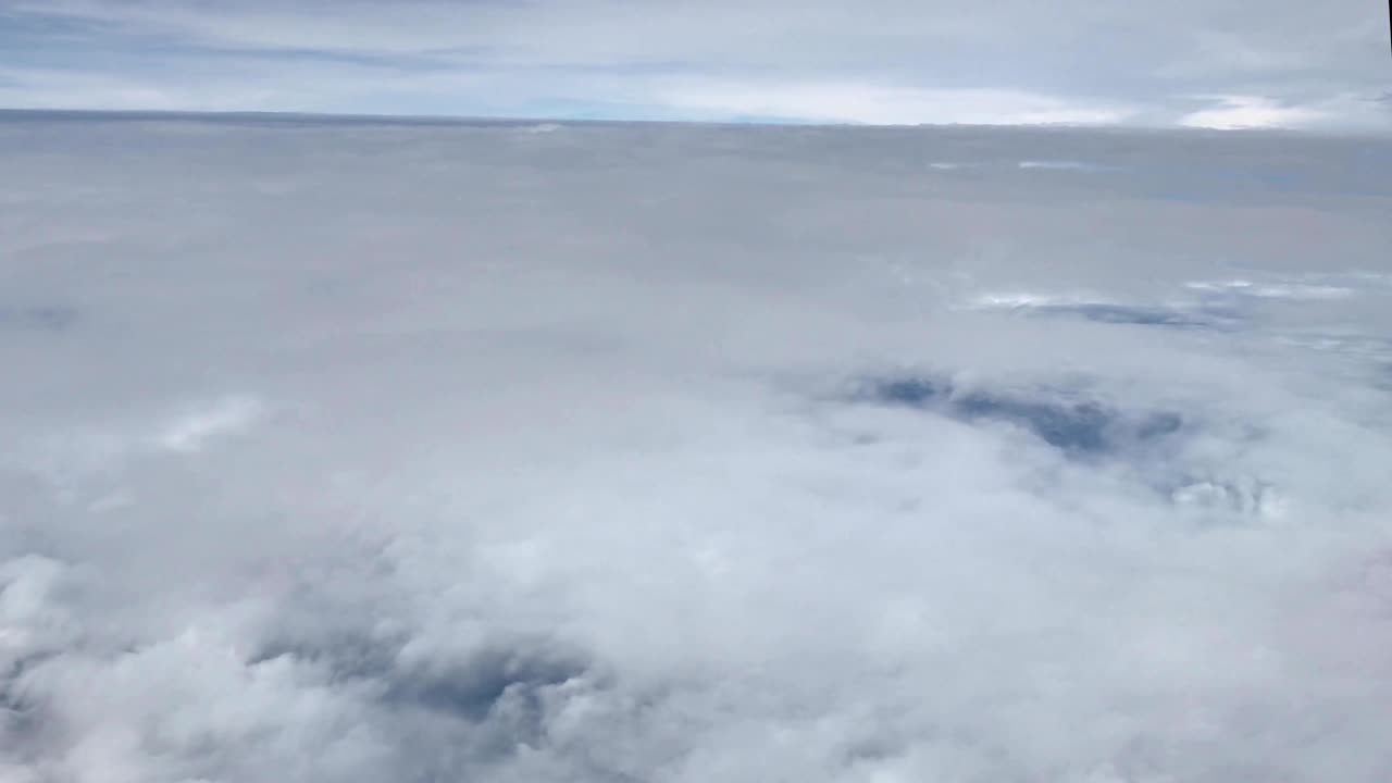 vista de las nubes desde la ventana del avión