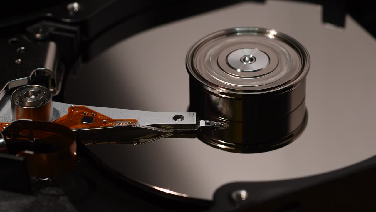 disco duro, primer plano de un disco duro leyendo y escribiendo datos. video 4k uhd.
