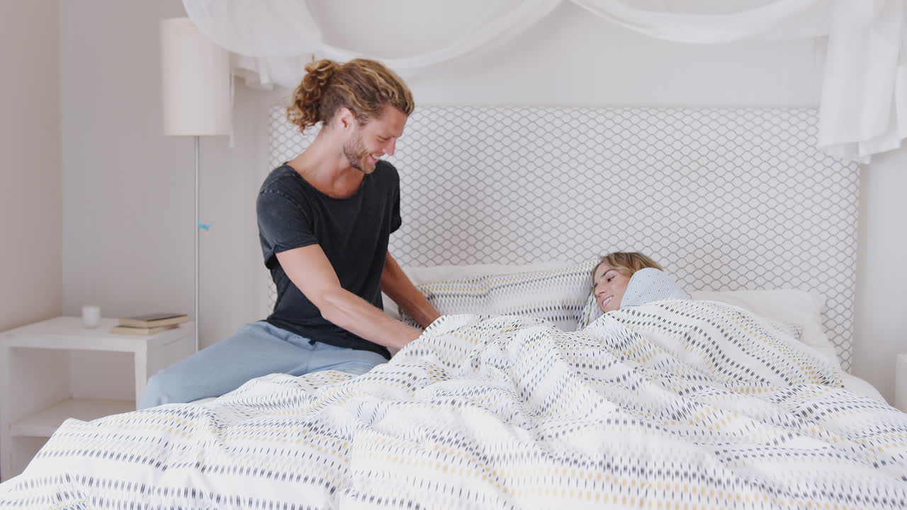 생일 이나 발렌타인 데이 를 축하 하기 위해 침대에 아침 식사를 가져오는 남자