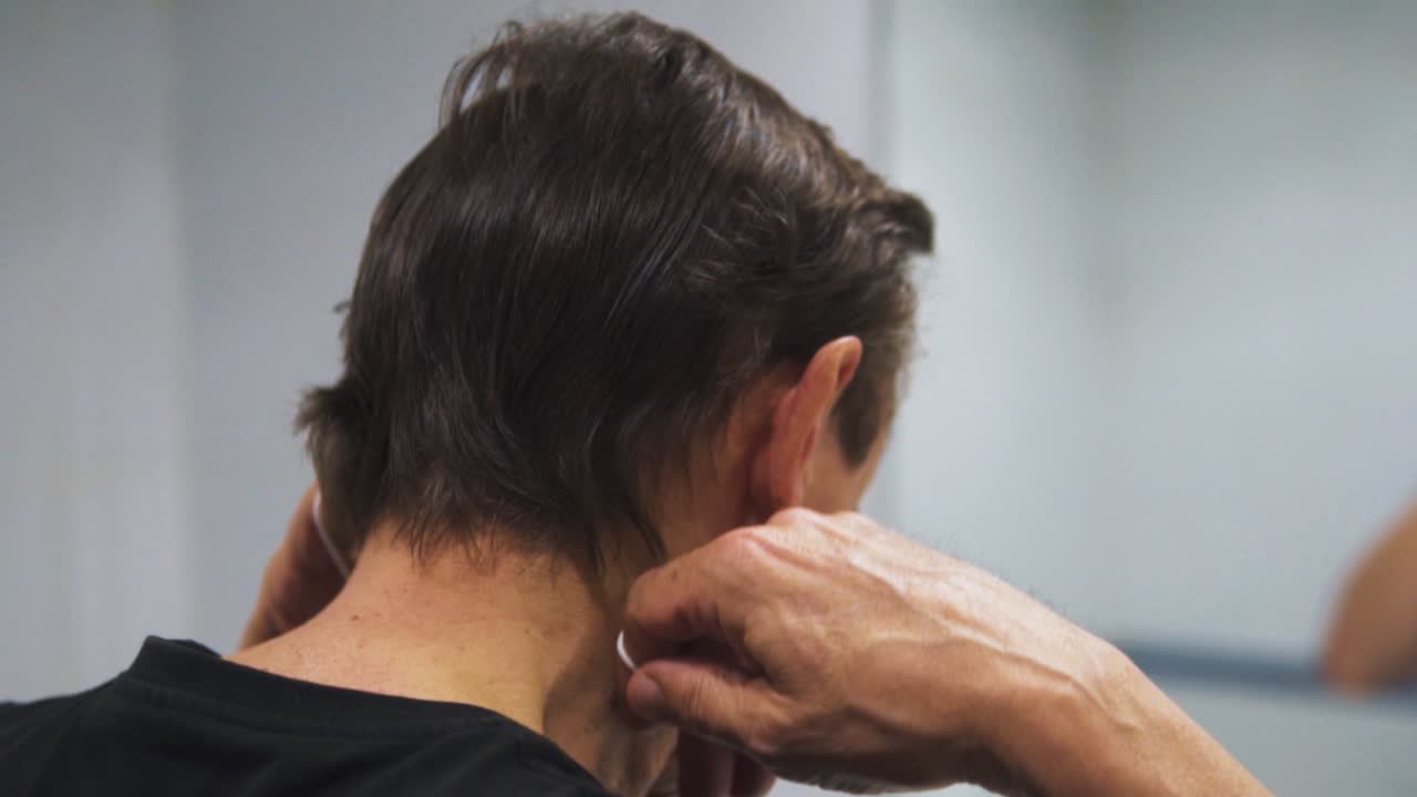 슬로우 모션은 흰색 배경으로 얼굴 마스크를 쓴 늙은 남성을 닫습니다.