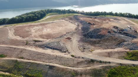 Luftdrohnenaufnahme-Einer-Deponie-Mit-Giftmüll,-Recycling,-Terrassen-Und-Ausrüstung-In-Lancaster-County-Pennsylvania-Am-Susquehanna-River