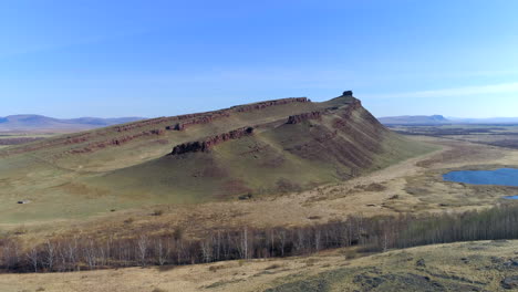 vista aérea de las montañas y la estepa