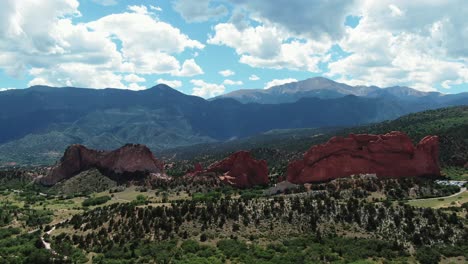 órbita-Aérea-Del-Jardín-De-Los-Dioses-Parque-Colorado-Springs,-Tiro-Arqueado