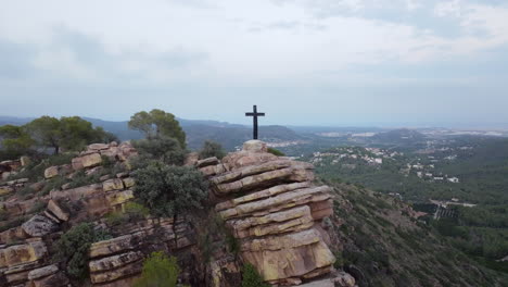 cruz en la cima de la montaña