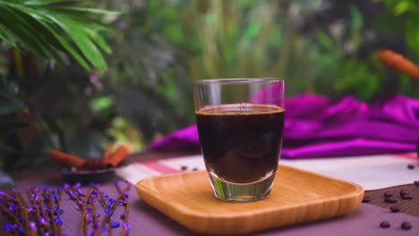 vista de cerca de un vaso con café o té oscuro