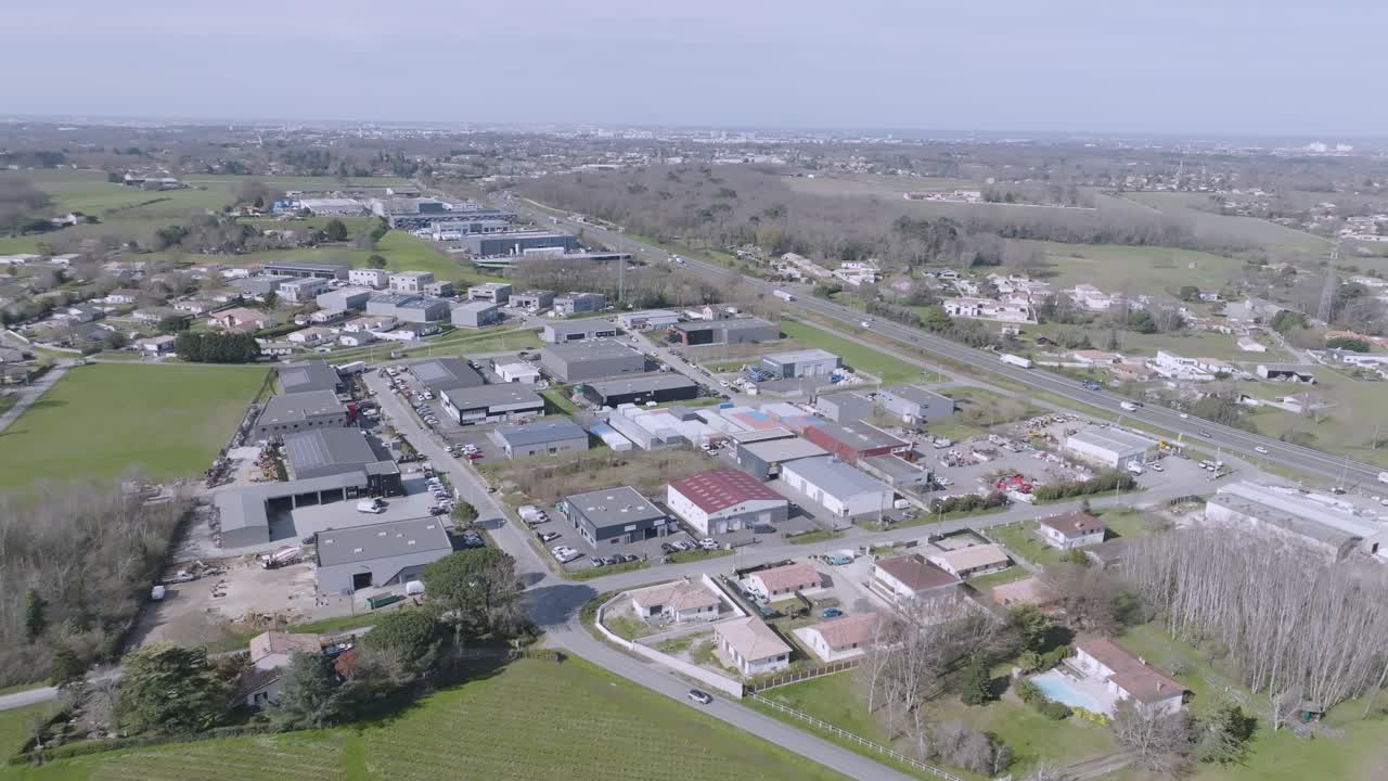 almacenes en la ciudad rural de montussan francia en el suroeste, vuelo aéreo disparado
