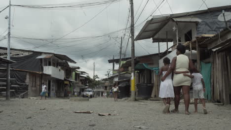 Viajando-En-Una-Calle-Pobre-De-Un-Barrio-Rudo-En-Buenaventura,-En-La-Costa-Pacifica-De-Colombia